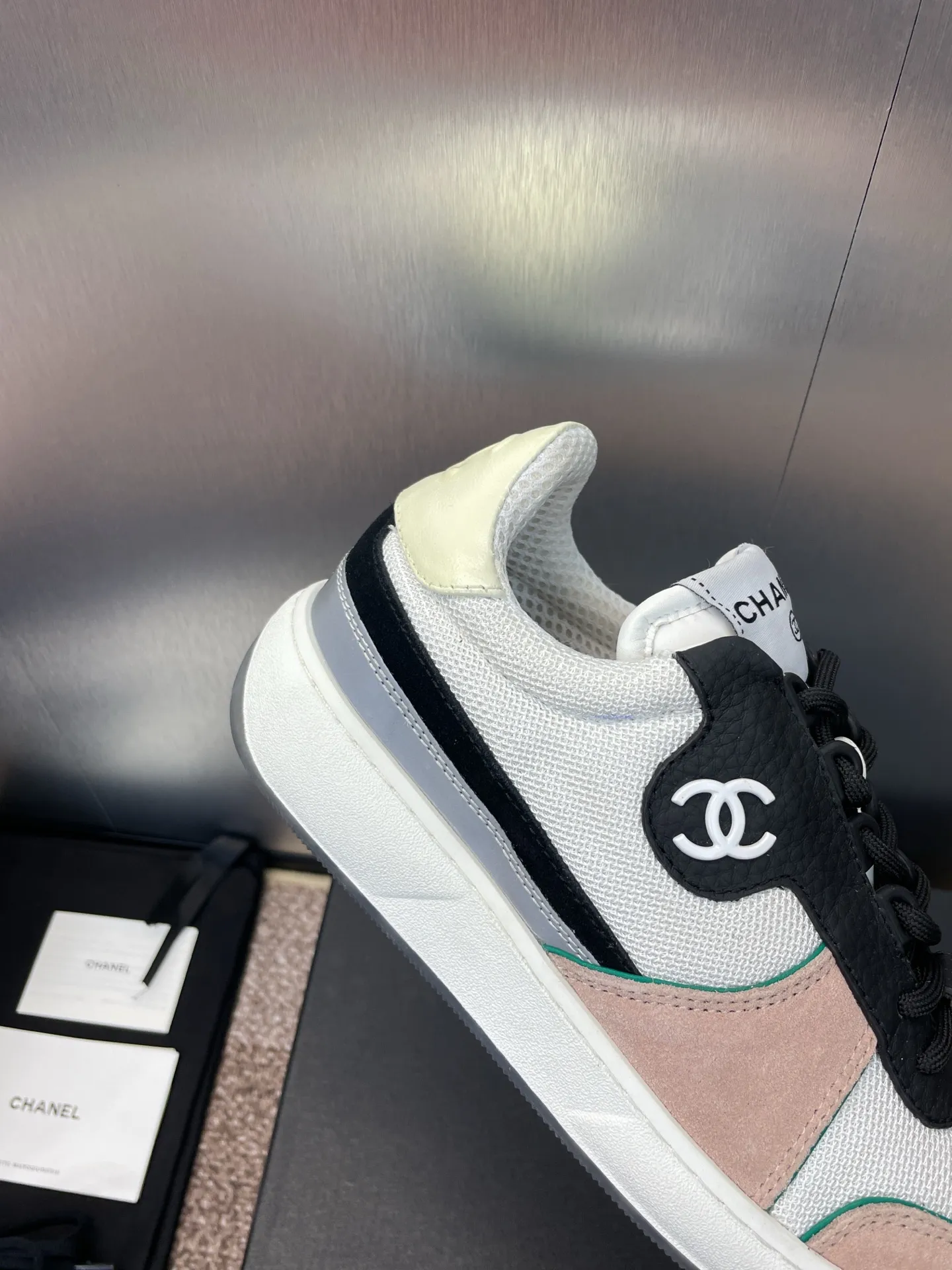 Factory price P580 CHANEL Autumn and winter classic series lace-up casual women's shoes Xiaoxiang letter logo thick-soled round-toe color-blocking sports skateboard shoes Material: imported sheepskin leather upper, imported environmentally friendly breathable mesh cloth + environmentally friendly breathable mesh lining + original molded Tpu outsole Size: Women's size 35-42 (40.41.42 customization is not returnable)